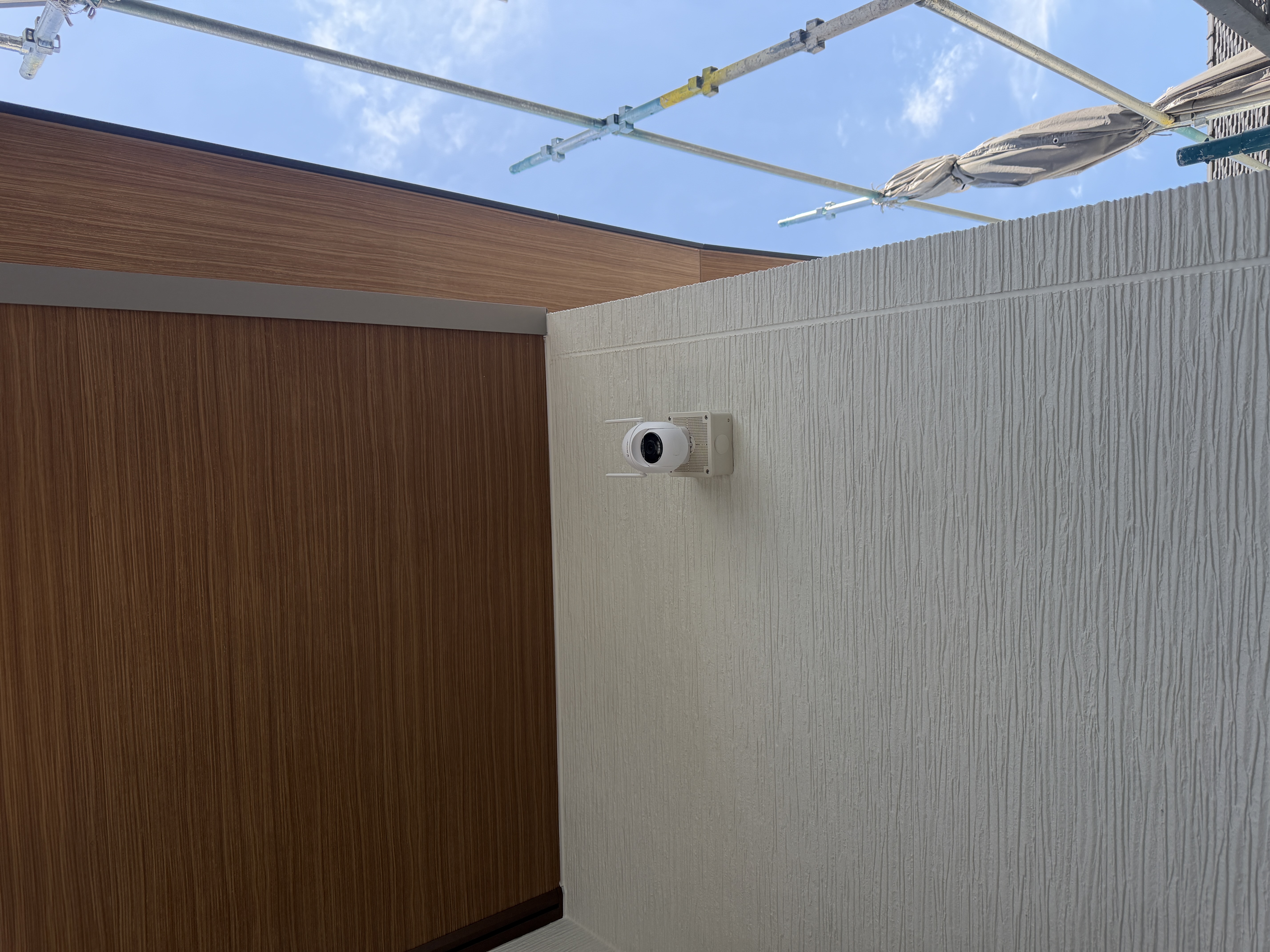 新築住宅の外壁に設置したPTZカメラ