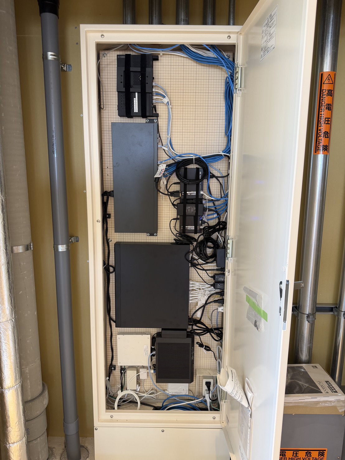 整理して収納したネットワーク機器とLAN配線